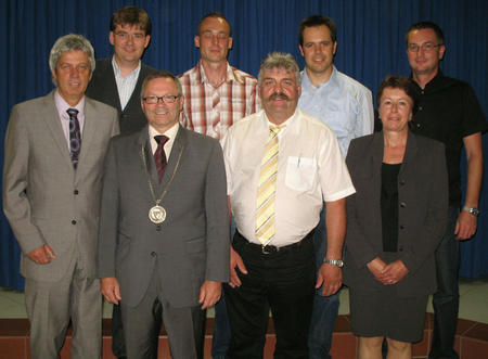 Die Neuen im Gemeinderat (hinten von links): Christian Stark, Siegbert Wernet, Michael Hall, Claus Hauptvogel sowie (vorne von links) Winfried Klötzer, Bürgermeister Jürgen Guse, Horst Kritzer und die neue Ortsvorsteherin Rita Albert (Mistelbrunn). Bild: Die Neuen im Gemeinderat (hinten von links): Christian Stark, Siegbert Wernet, Michael Hall, Claus Hauptvogel sowie (vorne von links) Winfried Klötzer, Bürgermeister Jürgen Guse, Horst Kritzer und die neue Ortsvorsteherin Rita Albert (Mistelbrunn). Bild: